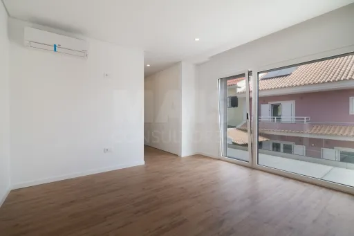 Moradia Geminada T4 + 1 em Famões