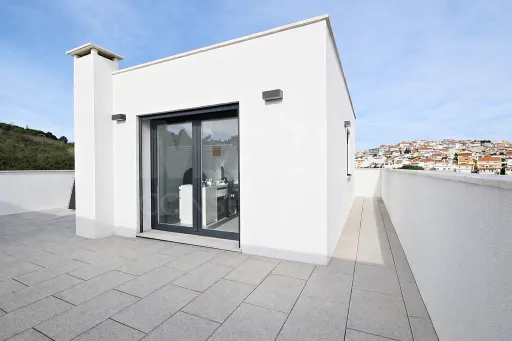 Moradia T4+1 com Quintal e Espaço para Piscina | Famões (Pontinha)