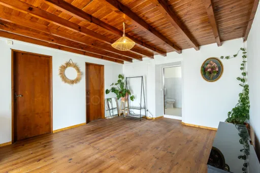 MAIS DE 300 m² DE CONSTRUÇÃO, PÁTIO PRIVADO E GRANDES ÁREAS DE APOIO | TURQUEL