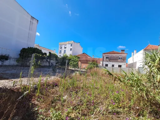Terreno para construção de prédio junto à Fonte Luminosa