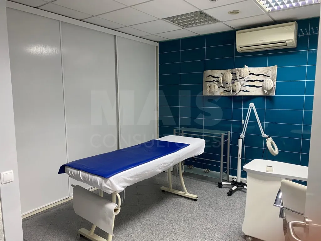 Espaço atualmente em uso com serviços clínicos e estéticos