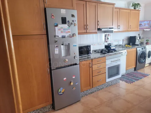 Spacious 3-bedroom apartment with suite, storage room and parking space in Carregado