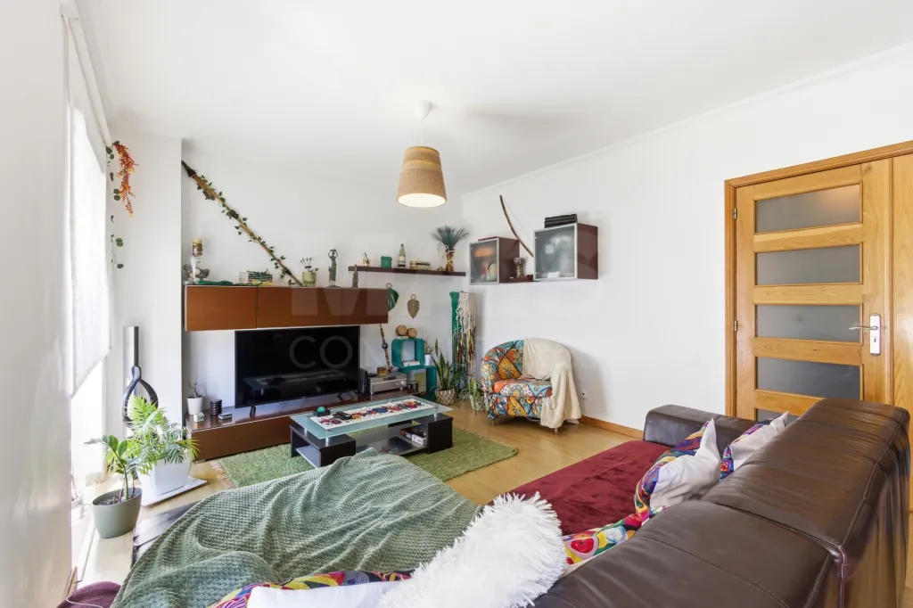 Apartamento T2 com varandas e arrecadação em Peniche