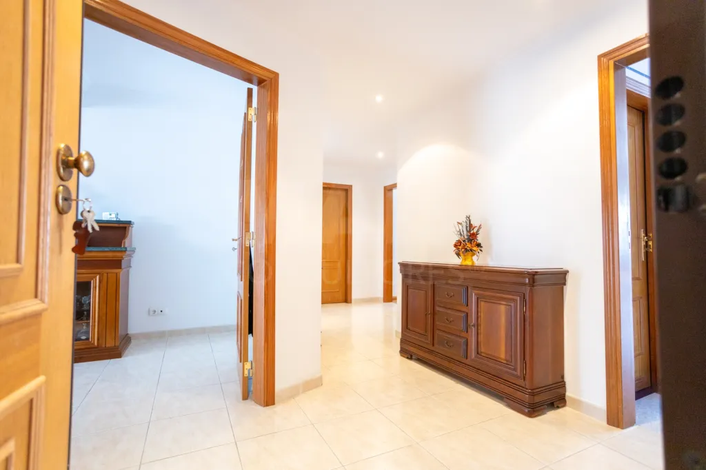 Apartamento T3 com excelente localização no Porto Alto