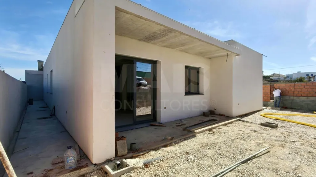 Moradia Térrea T4 com Suite Master, Piscina de Água Salgada, Garagem e Acabamentos Premium !