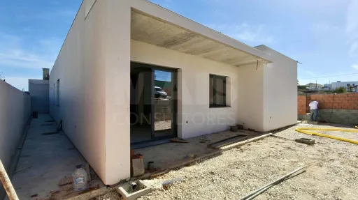 Moradia Térrea T4 com Suite Master, Piscina de Água Salgada, Garagem e Acabamentos Premium !