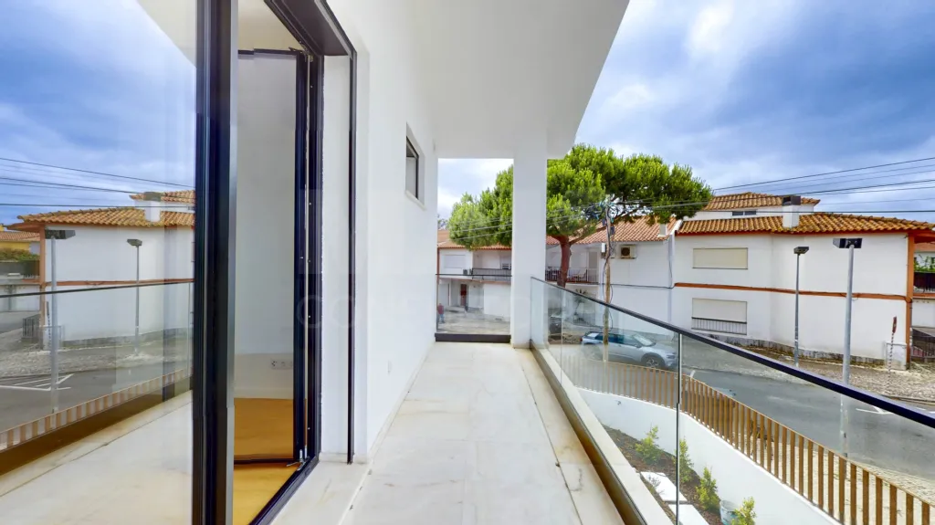 Moradia nova com piscina T4 em Linda a Velha