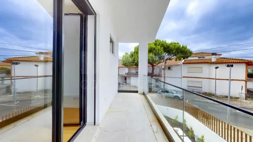 Moradia nova com piscina T4 em Linda a Velha
