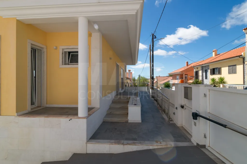 Moradia Geminada T4 + 1 com Piscina Famões