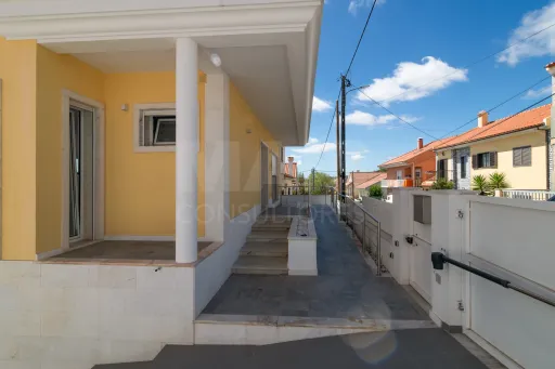 Semi-detached House 4 Bedrooms + 1 Bath with Pool Famões