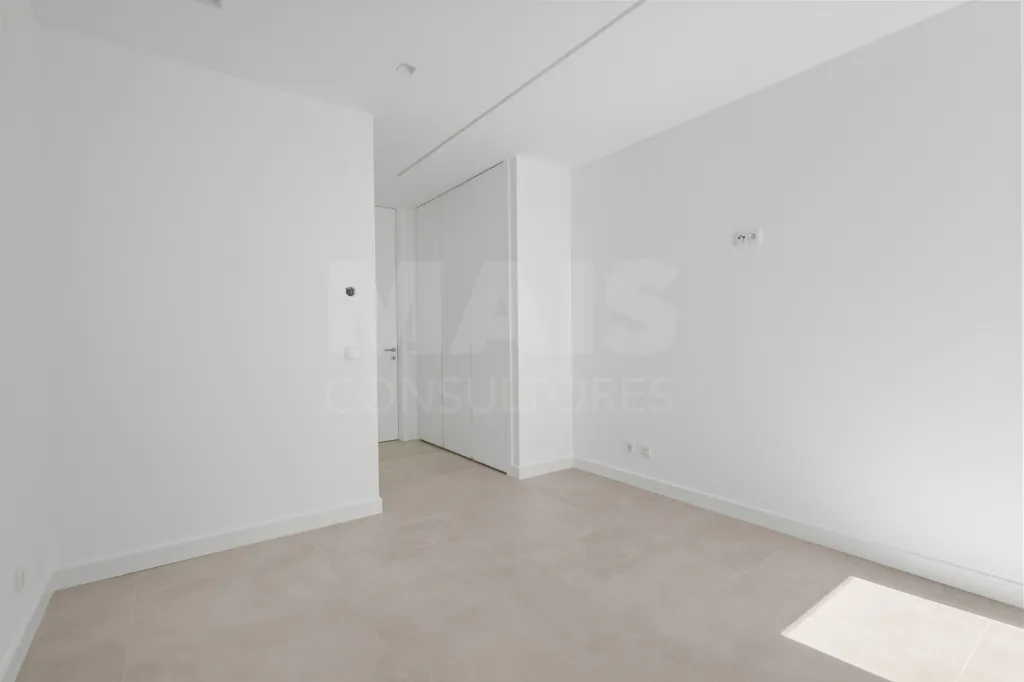 4-bedr. house on 2-hectare plot in Carvalhal