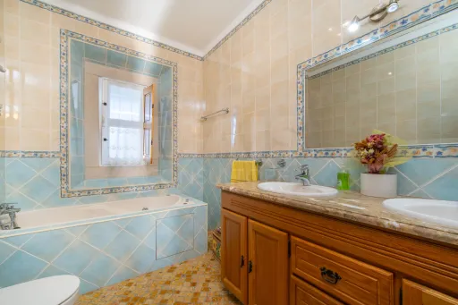 Moradia T4 com Piscina, 3 Garagens e Terreno de 3.179 m² em Almeirim