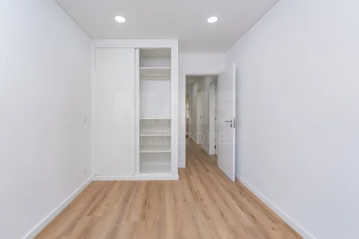 Apartamento T2 Totalmente Remodelado com Varanda no Coração de Alverca | Modernidade, Conforto e Localização de Excelência