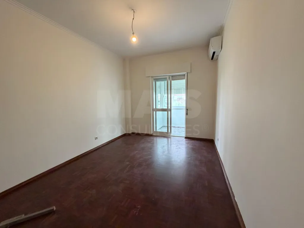 Apartamento T4 em Carnide