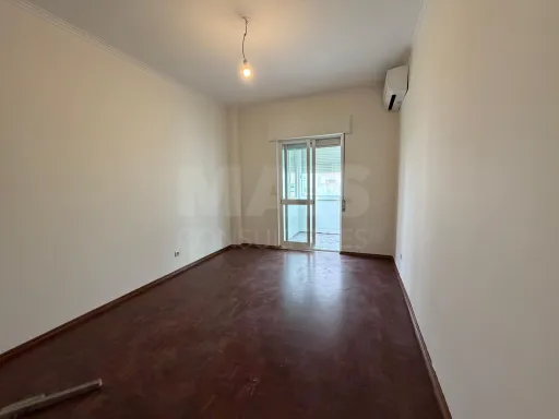 Apartamento T4 em Carnide