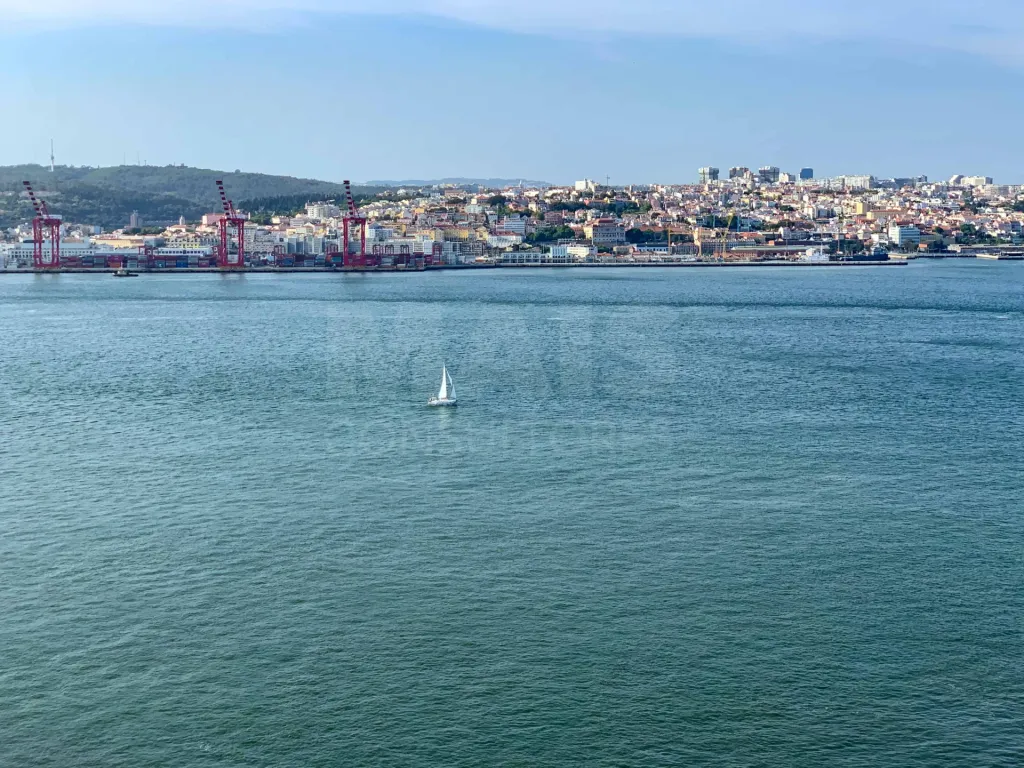 Refurbished 3-Bedroom Apartment with Two Suites, Garden and Viewpoint at the Door - Almada