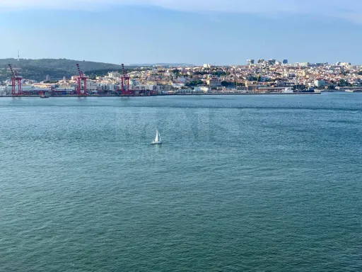 T3 Remodelado com Duas Suítes com Jardim e Miradouro à Porta – Almada