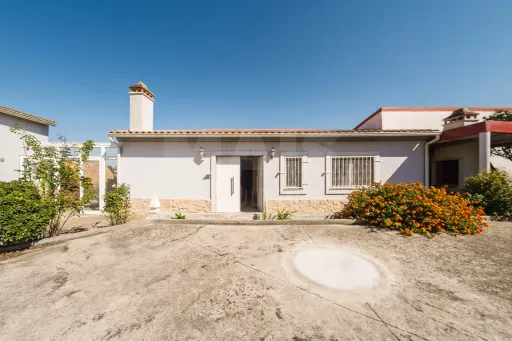 Moradia Térrea Renovada com 3 Quartos em Zona Sossegada – a 13 Minutos das Praias de Peniche