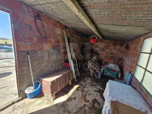 Quintinha com Moradia T2, Anexo/Armazém e Terreno de 1.247 m² em Foros de Salvaterra
