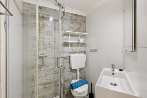 Moradia com 3 apartamentos e vista mar