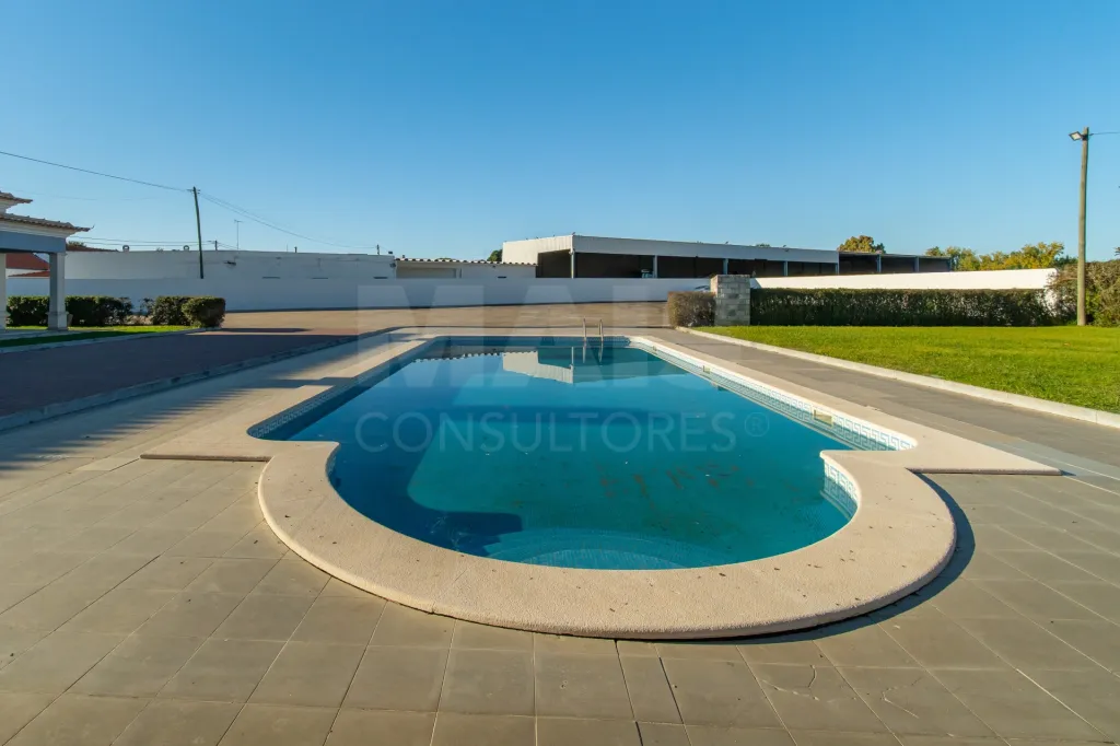 4-Bedroom House with Pool, 3 Garages, and 3,179 m² of Land in Almeirim