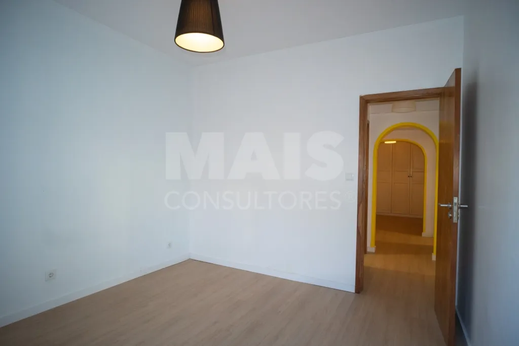 T2 em zona tranquila de Porto Salvo, perto de escolas e centros empresariais.