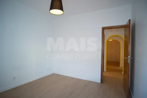 T2 em zona tranquila de Porto Salvo, perto de escolas e centros empresariais.