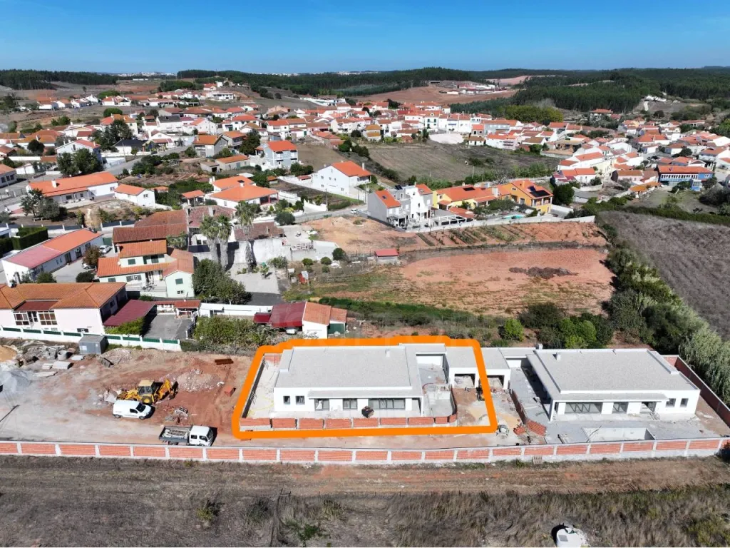 Moradia Térrea T4 com Suite Master, Piscina de Água Salgada, Garagem e Acabamentos Premium !