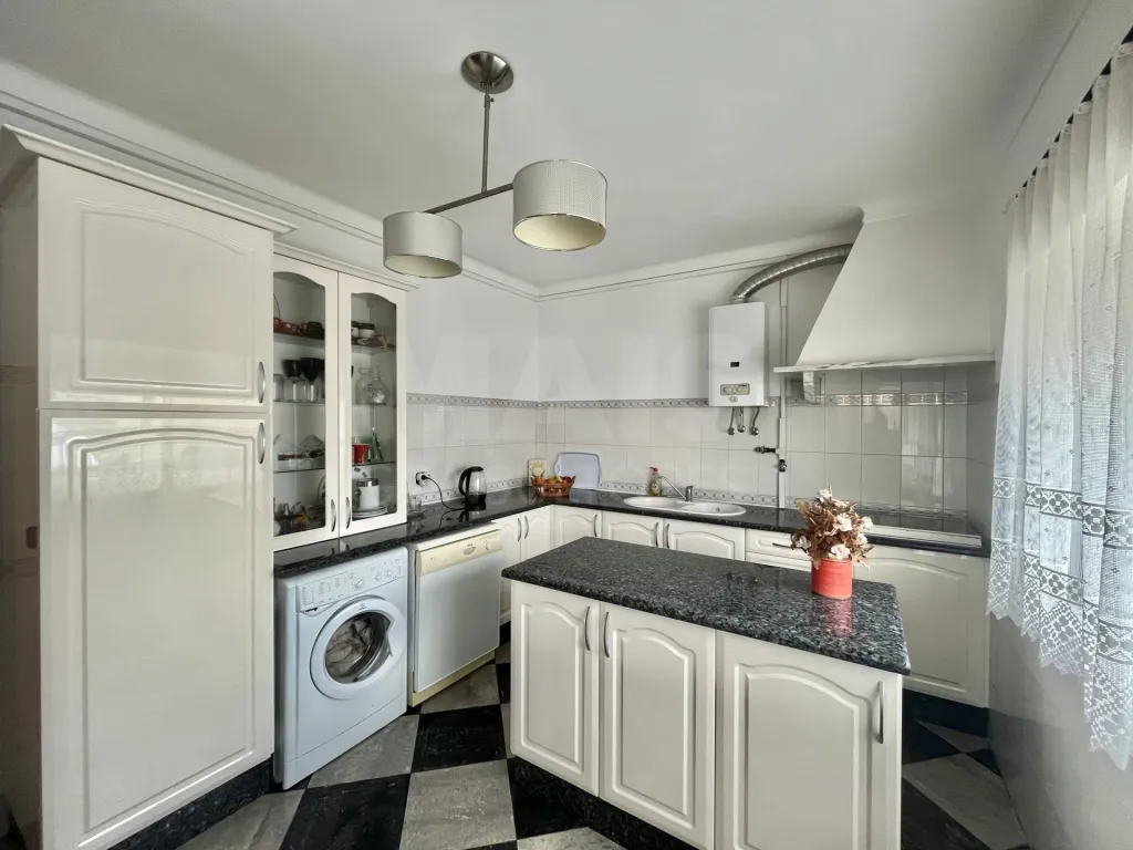 Moradia térrea com sótão e logradouro em Samora Correia