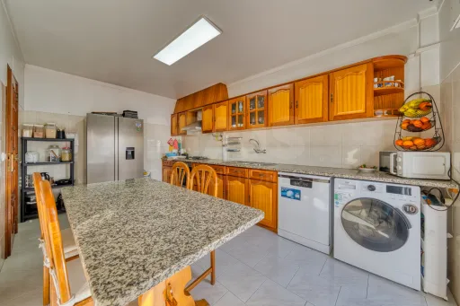 3 Bedrooms with 3 Balconies and Storage Room in Entroncamento | Premium Location