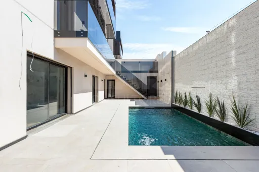 Moradia Isolada tipologia V4 de arquitetura moderna com piscina e área de jardim em São Domingos de Rana
