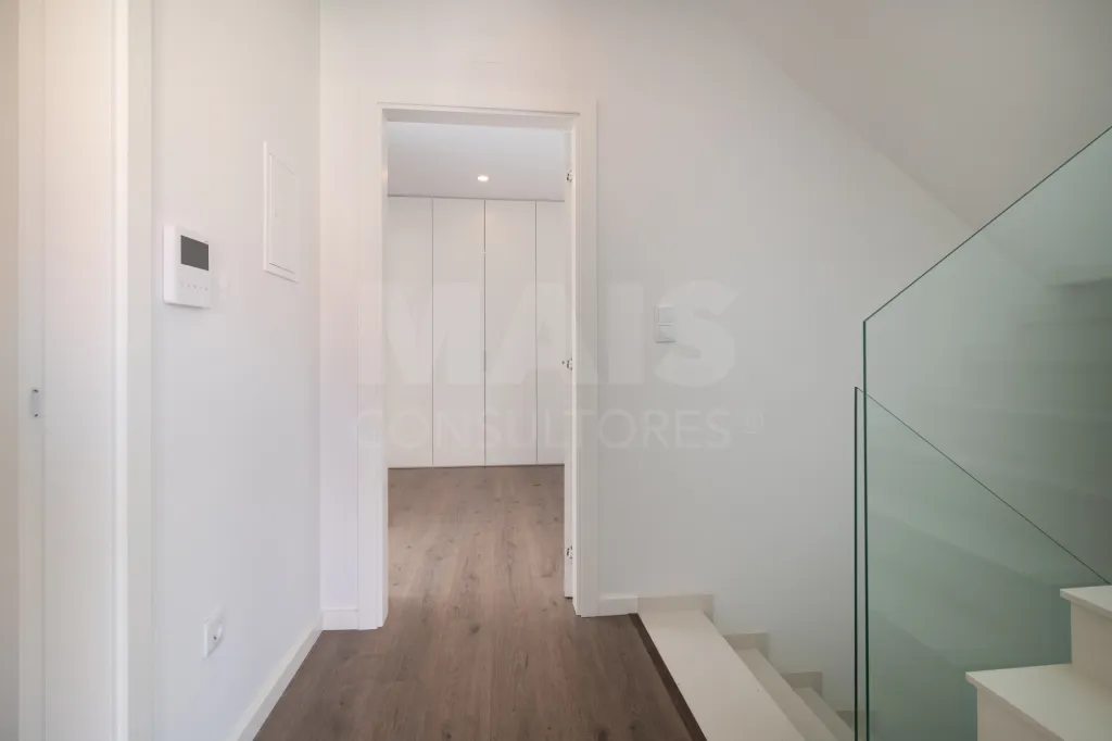 Moradia Geminada T4 + 1 com Piscina Famões