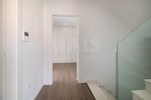 Moradia Geminada T4 + 1 com Piscina Famões