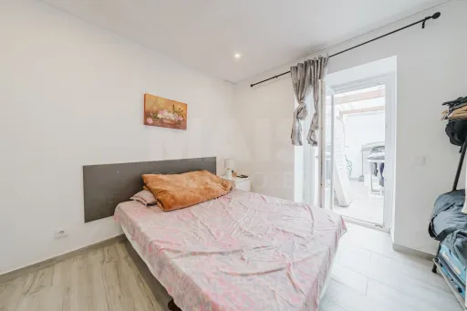 Oportunidade de Investimento no Centro Histórico de Peniche – Dois T1 Renovados com Logradouro