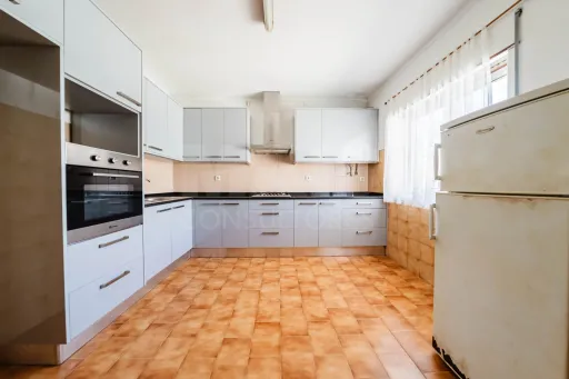 2-Bedroom Apartment with Private Backyards and Garage, 900 m from São Bernardino Beach