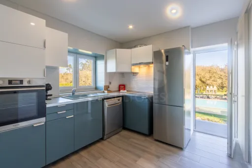 Propriedade com 3 apartamentos e piscina em Óbidos