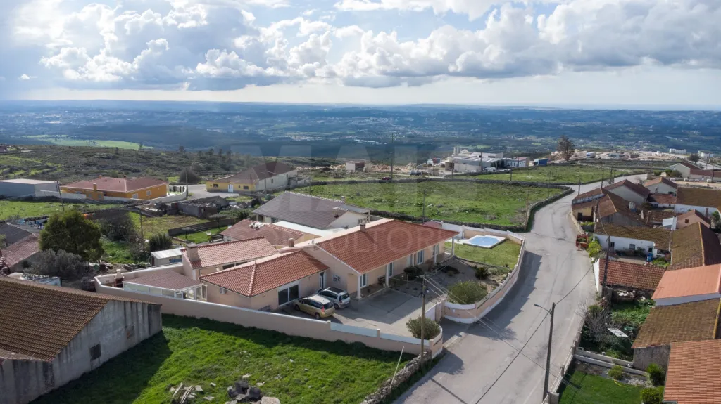 Moradia Térrea T5 com Piscina e Vista Deslumbrante – Serra de Aire e Candeeiros