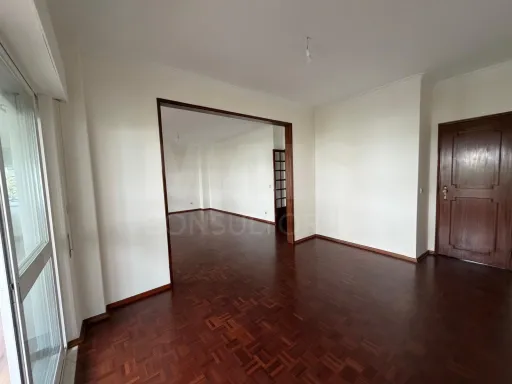 Apartamento T4 em Carnide