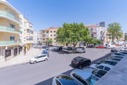 Apartamento T2 Totalmente Remodelado com Varanda no Coração de Alverca | Modernidade, Conforto e Localização de Excelência