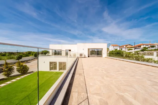 Moradia Contemporânea de Luxo com Vista Barragem, Piscina e 3.000m² Urbanos | Peniche