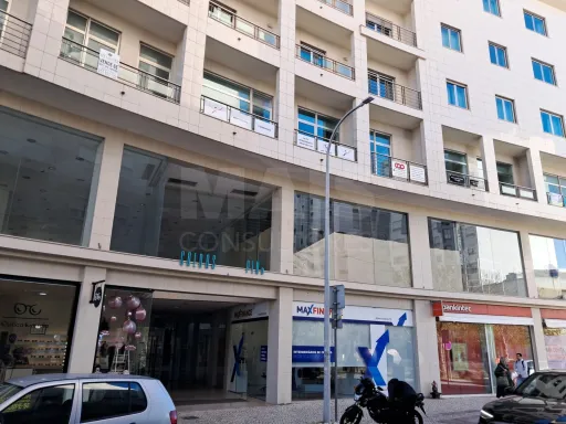 Loja em Centro Comercial junto à Avenida