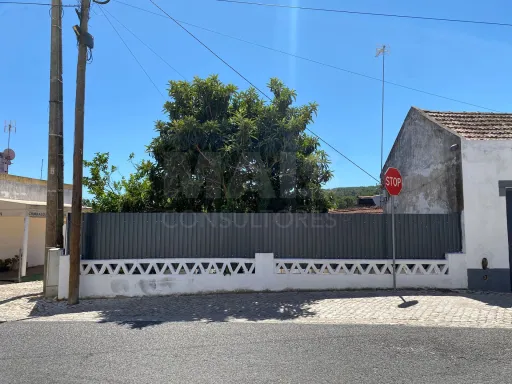 Moradia com Logradouro para Remodelar