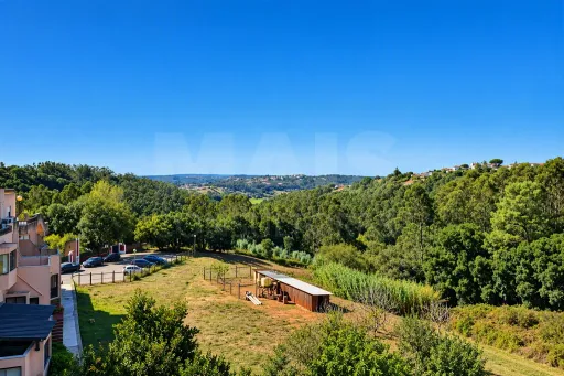 Apartamento com terraço e vista desafogada | Bairro do Pôr do Sol | Benedita
