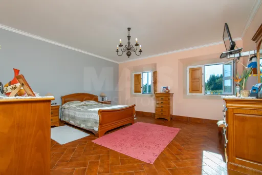 Moradia T4 com Piscina, 3 Garagens e Terreno de 3.179 m² em Almeirim