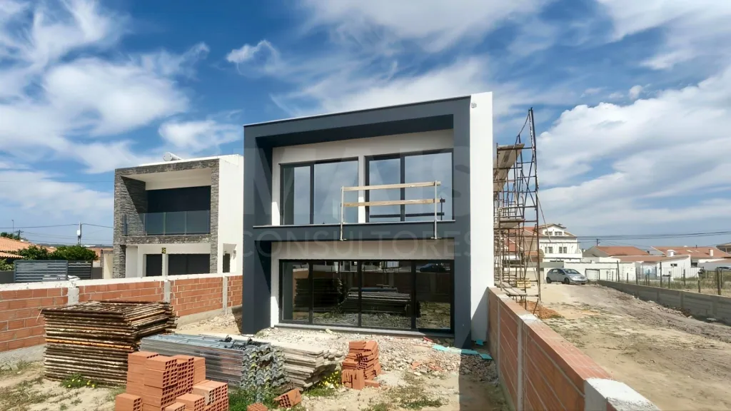 Moradia T4 c/ 1 Master Suite + 2 Suites, Jardim & Parqueamento !