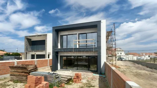Moradia T4 c/ 1 Master Suite + 2 Suites, Jardim & Parqueamento !