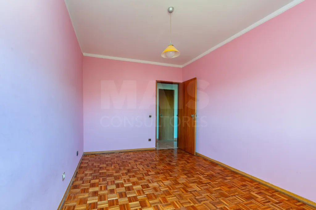 Apartamento T3 com varandas, arrecadação e vista desafogada em Samora Correia