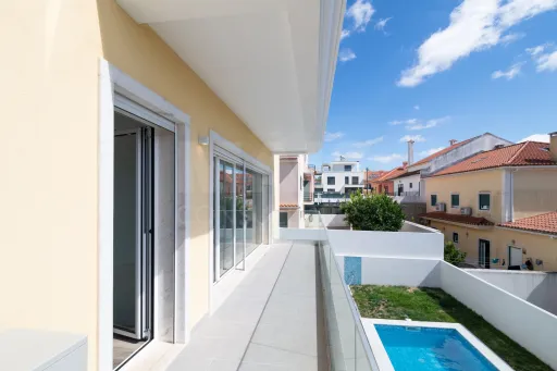 Moradia Geminada T4 + 1 com Piscina Famões