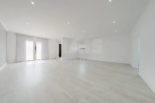 Moradia T5 com Armazém e Terreno na Usseira, Óbidos