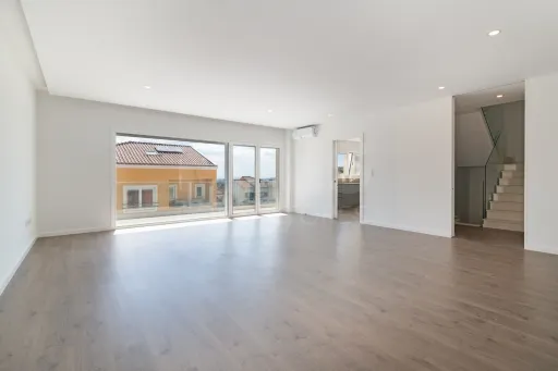 Moradia Geminada T4 + 1 com Piscina Famões